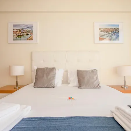 Liiiving In | Downtown View Apartment *